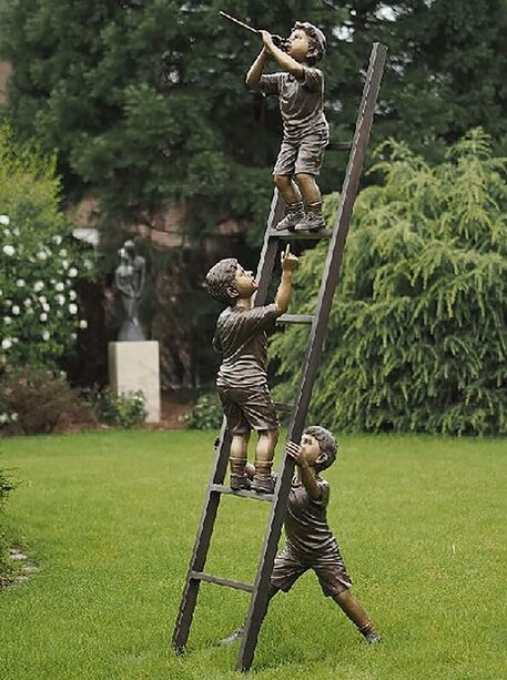 XXL Leiter Bronzeskulptur mit Kindern - Kletternde Jungen