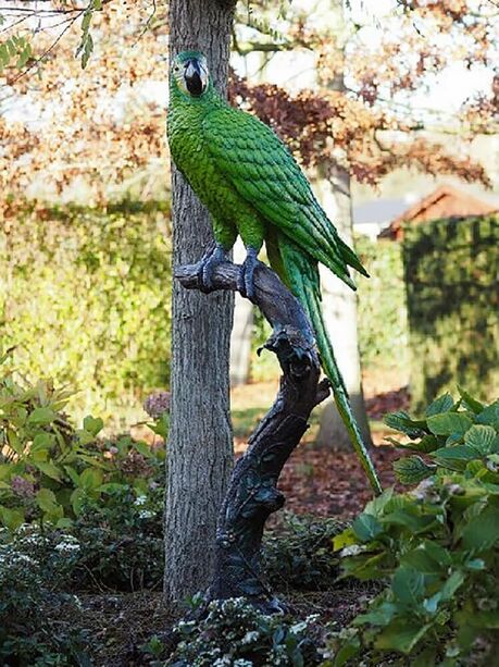 Grner Ara auf Ast aus Bronze als Gartenskulptur - Papagei Tommi