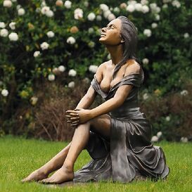 Bronzefrau mit Kleid als Outdoor-Dekofigur - Sitzende Frau