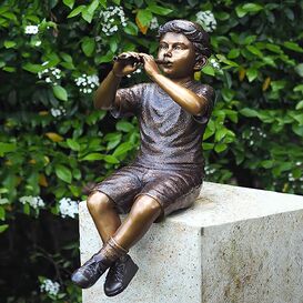 Sitzende Junge spielt Flte - Bronzefiguren -...