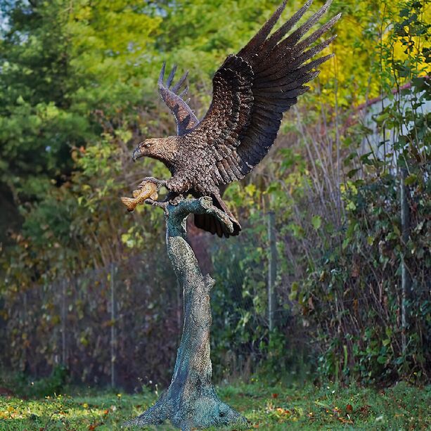 Vogelskulptur Adler auf Ast mit Fisch - Adler mit Fisch