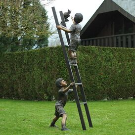 Bronzeskulptur 2 Jungen und Katze auf Leiter - Jungen auf...