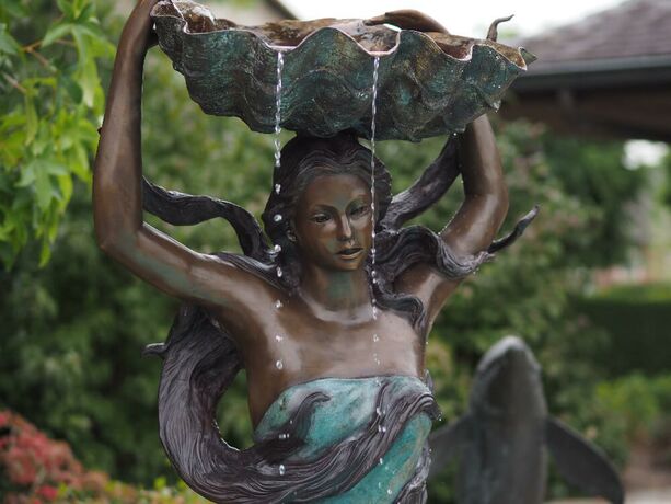 Frau mit Schale als Wasserspeier aus Bronze - Theresa