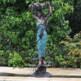 Frau mit Schale als Wasserspeier aus Bronze - Theresa