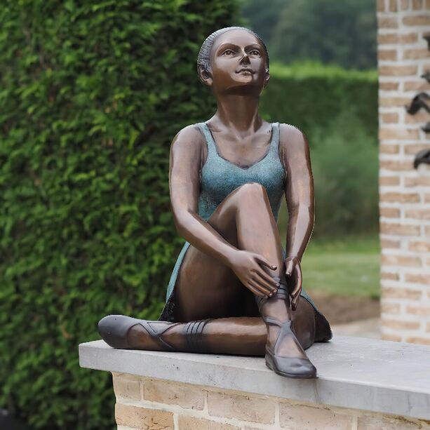 Bronze Frauenfigur mit Ballerinas und Kleid - Sitzende Tnzerin
