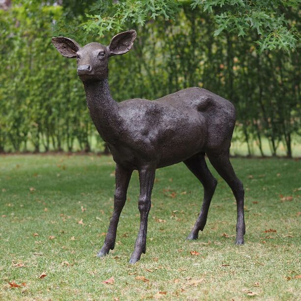 Hirschkuh stehend in Lebensgre - Bronzefigur - Hirschkuh Maja