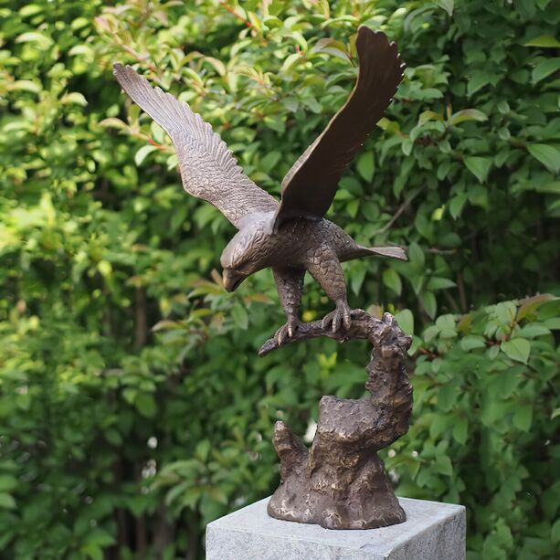 Imposante Adler Bronzeskulptur auf Ast - Bronzeadler