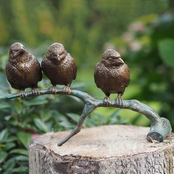 Bronze Spatzen sitzen auf Ast - Garten Dekofigur - Drei Spatzen