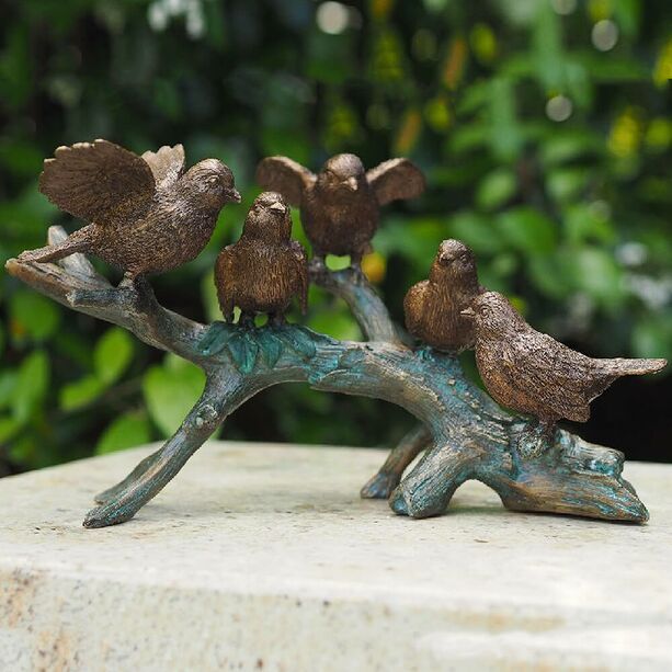 Kleine Bronzevgel auf Ast in detaillierter Optik - Vogelschwarm