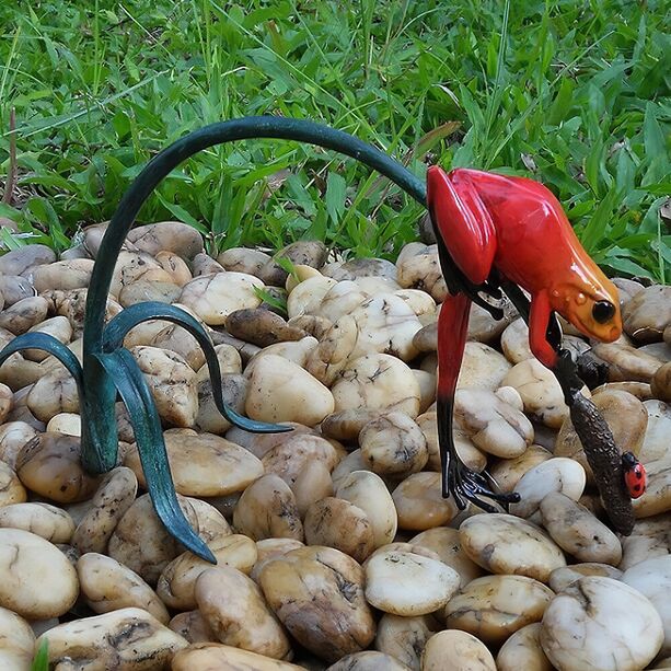 Bronze Froschstatue mit Schilf und rotem Kfer - Roter Frosch mit Kfer