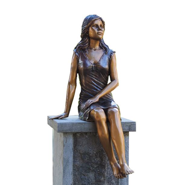 Sitzende Frauskulptur als Bronze als Gartendeko - Mira sitzt