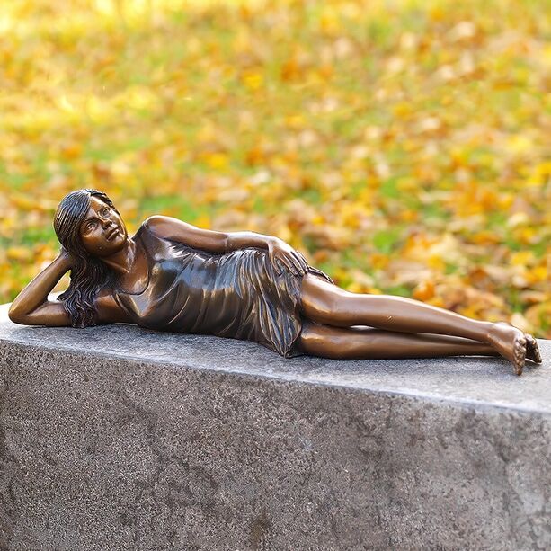 Bronze Fraufigur liegend aus Bronzeguss - Mira liegt