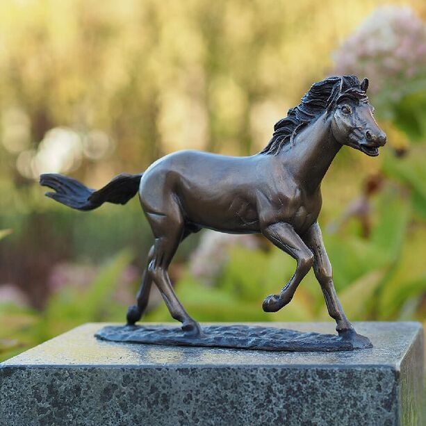 Trabendes Pferd als Bronze Dekofigur - Pferd Oscar