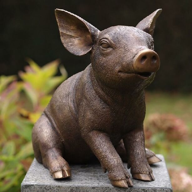 Kleines Ferkel aus Bronze sitzt fr den Garten - Ferkel