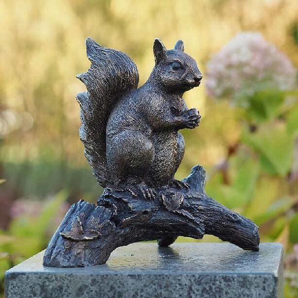 Hrnchen mit Eichel auf Ast sitzend aus Bronze - Eichhrnchen Felix