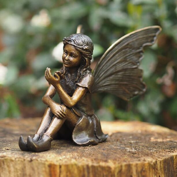Kleine Deko Bronzefee sitzt fr den Garten - Fibella