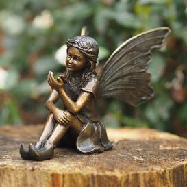Kleine Deko Bronzefee sitzt für den Garten - Fibella