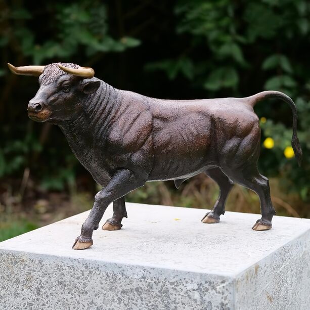 Kleine Deko Tierfigur stehender Stier aus Bronze - Stier Amos