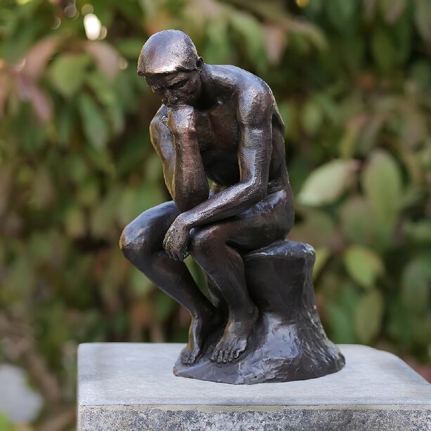 Denkender Mann auf Stein - Bronzeskulptur - Denkender
