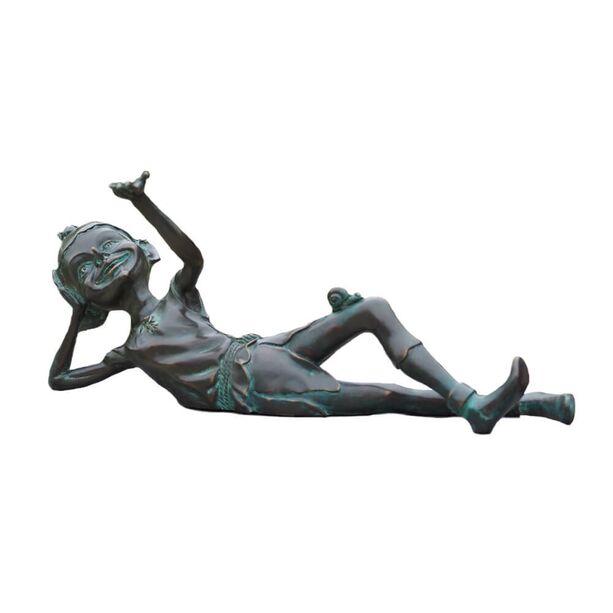 Liegende Wichtelfigur aus Bronze mit grner Patina - Hallun