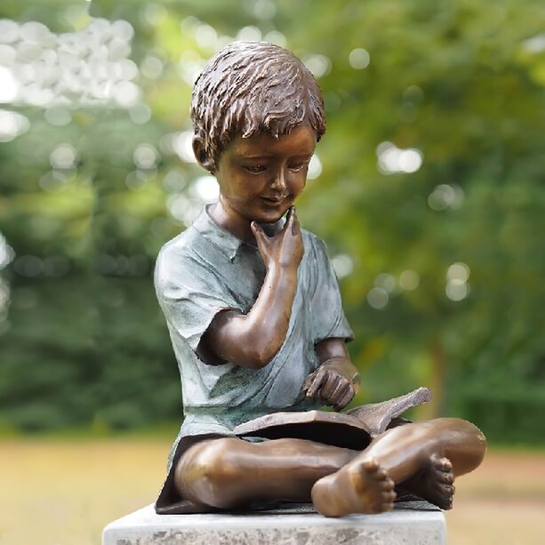 Sitzender Junge liest Buch - Bronze Gartenfigur - Samo
