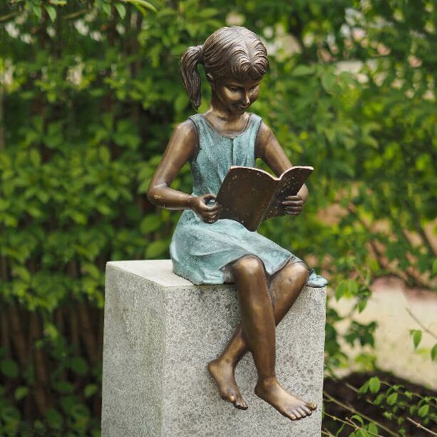 Mdchen liest Buch - Sitzende Bronze Mdchenfigur - Liliana