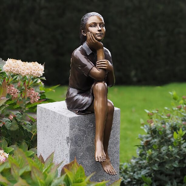 Bronzefigur fr Sockel - Frau sitzt und schaut - Loraine sitzt