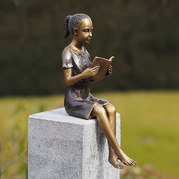 Frau mit Buch sitzt - Bronzeskulptur fr Podeste - Loraine liest