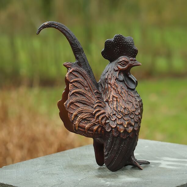 Kleiner Hahn sitzt - natrliche Bronzeskulptur - Hahn Theodor