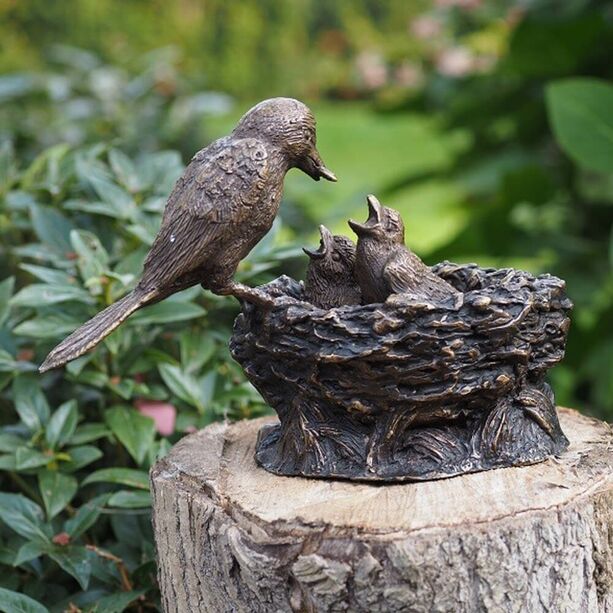 Vogel fttert Jungtiere - Bronze Vogelfigur - Vogel mit Nest