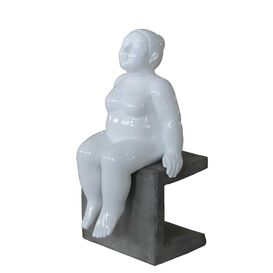 Weie Gartenfigur aus Polystone - Schwimmerin auf Sockel...