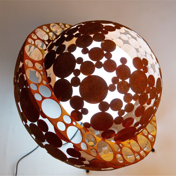 Kunstvolle Lampe mit gelasertem Lochrand in Rost - Andres