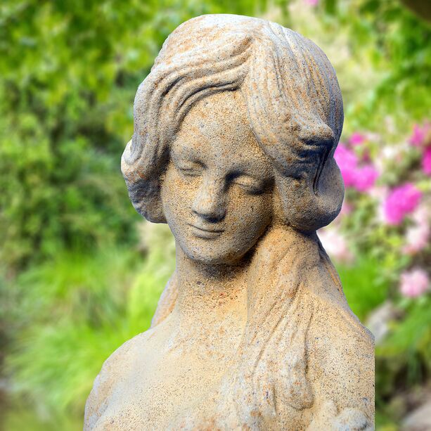 Historische Steinfigur Frau mit Blumen - Clarissa
