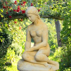 Garten Skulptur sitzende Frau - Arielle