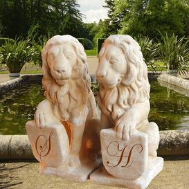 Lwen Steinfiguren mit Schild - Sam & Rima