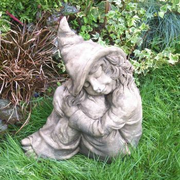 Gartenwichtel Hazel - Steinfigur für den Garten