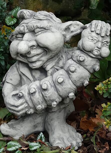 Freundlicher Troll mit Akkordeon fr den Garten aus Steinguss - Anduin