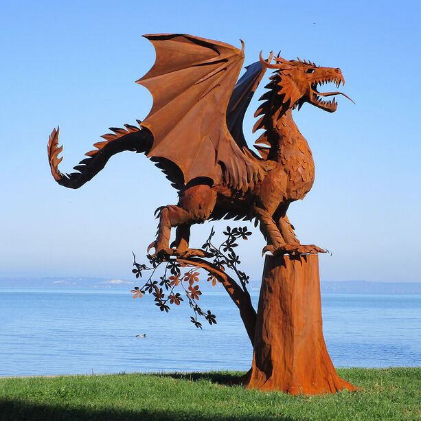 Metall Drache steht auf Baum - Groe Gartenfigur - Matos auf Baum
