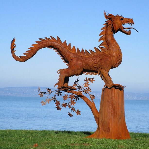 Gartendrache aus Metall steht auf Baum - Groe Skulptur - Nuno auf Baum