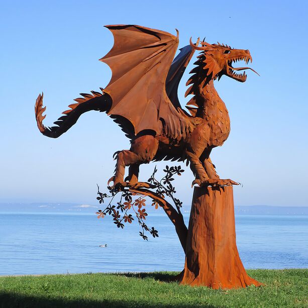 Metall Drache steht auf Baum - Groe Gartenfigur - Matos auf Baum / Stahl - Rost