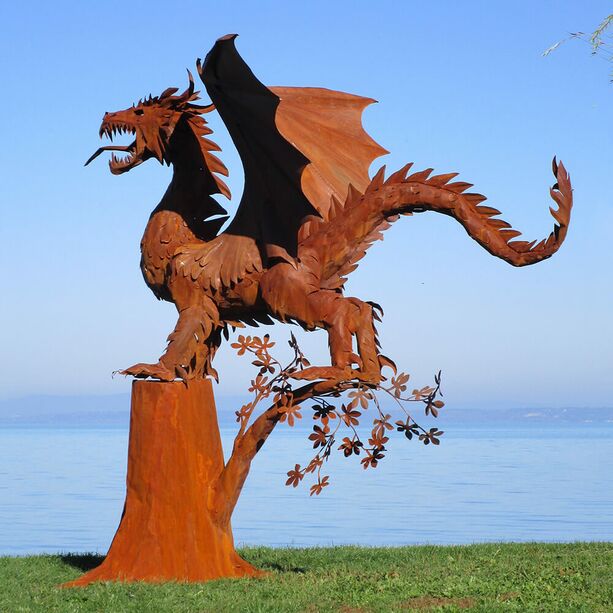 Metall Drache steht auf Baum - Groe Gartenfigur - Matos auf Baum / Stahl - Rost