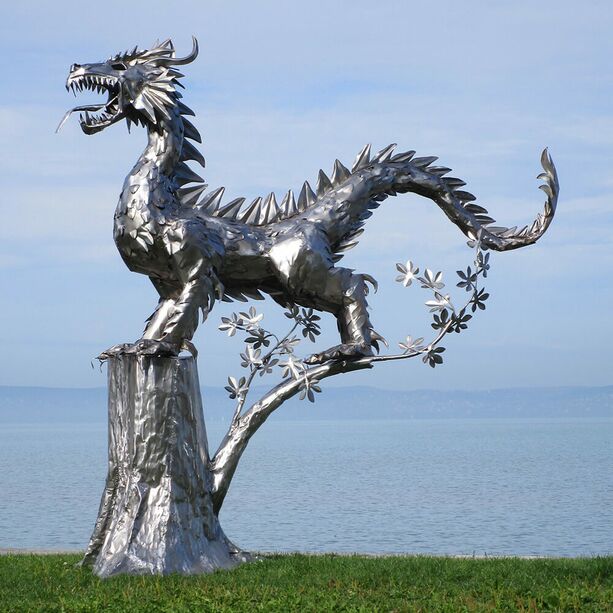 Gartendrache aus Metall steht auf Baum - Groe Skulptur - Nuno auf Baum / Stahl - Rost