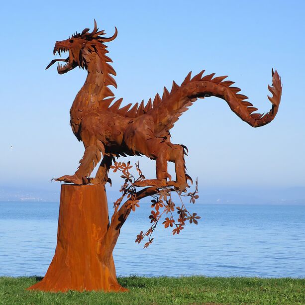 Gartendrache aus Metall steht auf Baum - Groe Skulptur - Nuno auf Baum / Stahl - Rost
