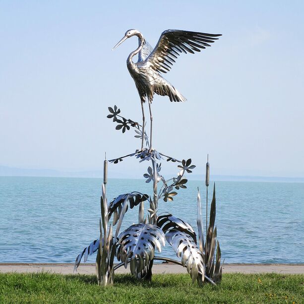 Groe Vogelskulptur aus Metall - Reiher sitzt auf Schilf - Atadia / Stahl - Rost