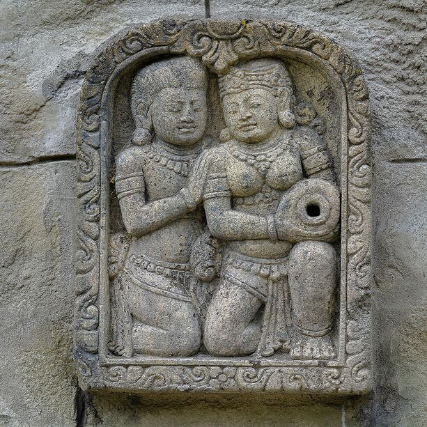 Steinmetzarbeit Wandrelief aus Basanit mit 2 knienden Figuren - Yudit