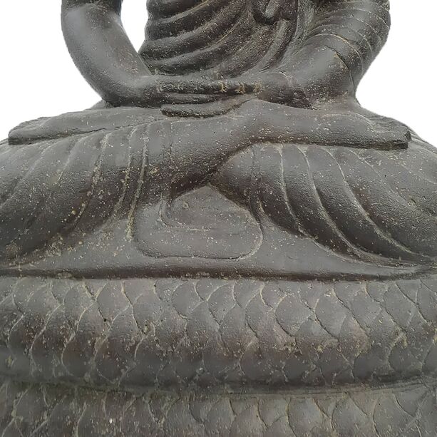 Meditierende Buddha Figur aus Steinguss im Schutz einer Kobra - Djuwita