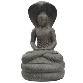 Meditierende Buddha Figur aus Steinguss im Schutz einer...