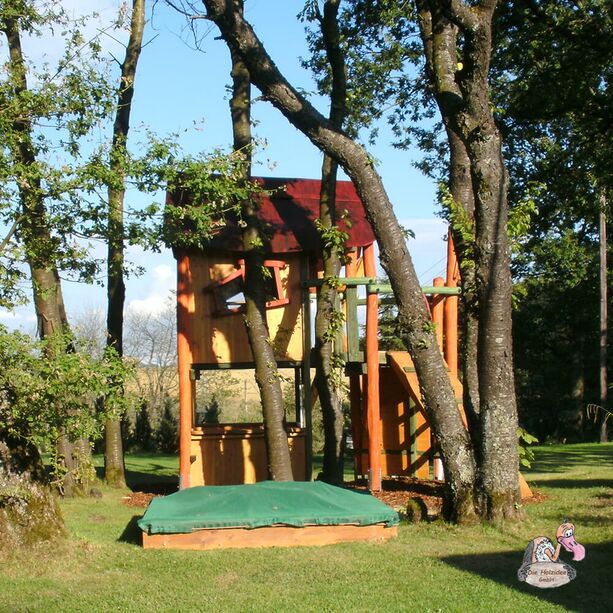Vielseitiges Spielhaus mit Sprossenwand, Rutsche und Schaukel - Spielhaus Wölfchen