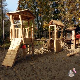 Abenteuer Spielplatz aus Holz zum Klettern, Balancieren...