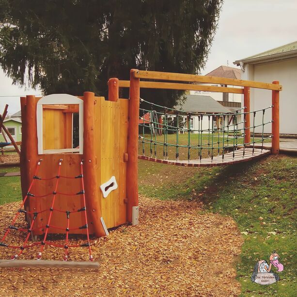 Spielplatzturm für Kinder aus Holz mit Hängebrücke - Die Holzidee - Spielturm Paul